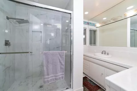 Bath - 12265 E Dinuba Ave, Selma, CA 93662 photo 2 of 3