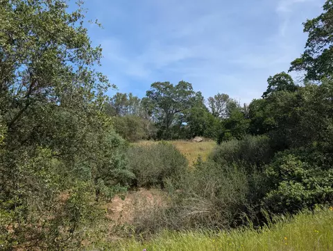 660 Willowood Ln, Yokuts Valley, CA 93675