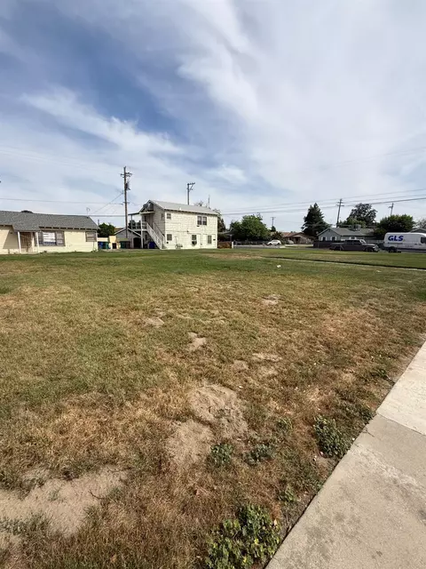 2406 B St, Selma, CA 93662