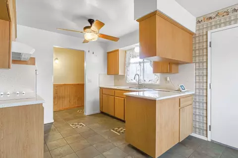 Kitchen - 1606 Barstow Ave, Clovis, CA 93611 photo 4 of 6
