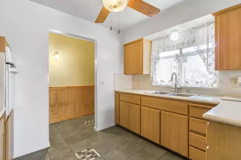 Kitchen - 1606 Barstow Ave, Clovis, CA 93611 photo 5 of 6