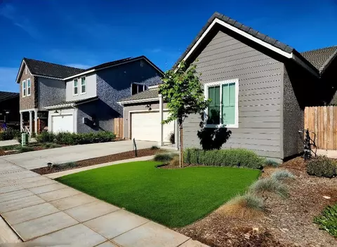 902 Atlantica Dr S, Madera, CA 93636