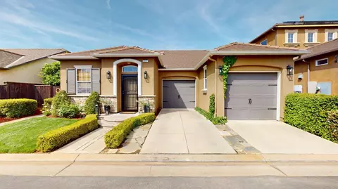 4207 Serena Ln, Clovis, CA 93619