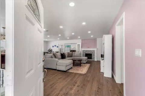 Entry Way - 2026 Mono, Oxnard, CA 93036 photo 1 of 5