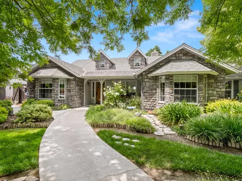 1565 S Highland Ave, Sanger, CA 93657