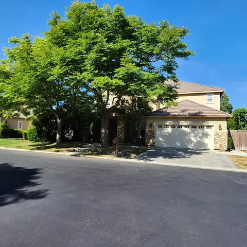 4479 N Emerald Peak Dr, Clovis, CA 93619