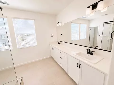 Bath - 4170 Joseph Ln, Madera, CA 93636 photo 1 of 2