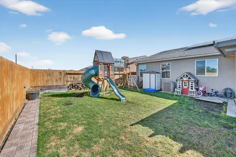Exterior - 1442 Encantada Ave, Madera, CA 93637 photo 4 of 5
