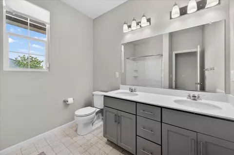 Bath - 1442 Encantada Ave, Madera, CA 93637 photo 2 of 3