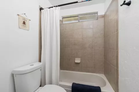 Bath - 465 Bliss Ave, Clovis, CA 93611 photo 2 of 4