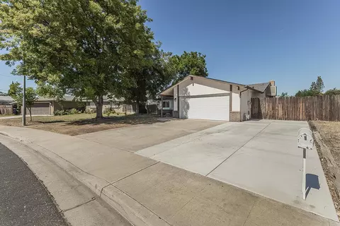 1385 Bernadine Dr, Clovis, CA 93611