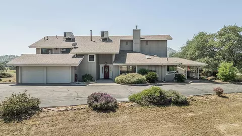14049 Oak View Dr, Prather, CA 93651