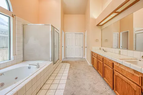 Bath - 2091 Escalon Ave, Clovis, CA 93611 photo 2 of 3