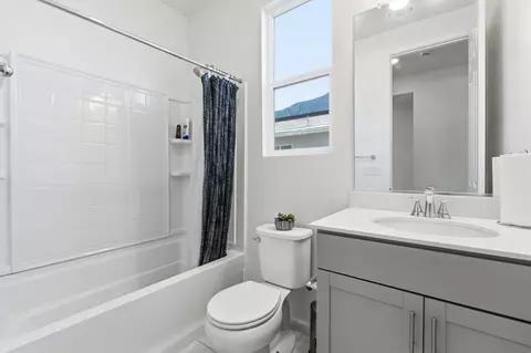 Bath - 3562 E San Marino Ave, Clovis, CA 93619 photo 1 of 3