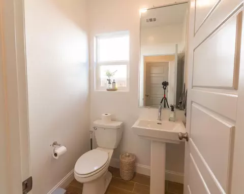 Bath - 951 Kelso Ave, Clovis, CA 93619 photo 1 of 4