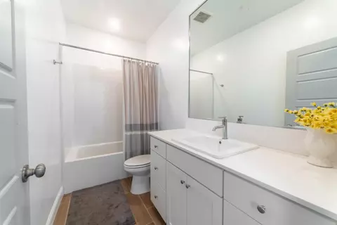 Bath - 951 Kelso Ave, Clovis, CA 93619 photo 4 of 4