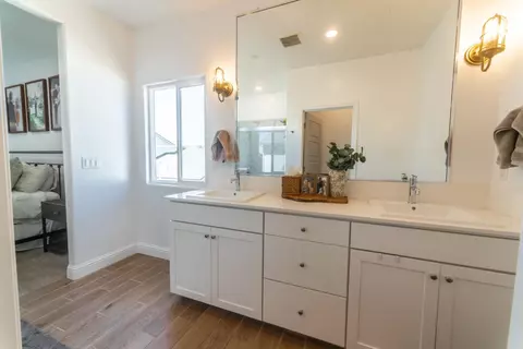 Bath - 951 Kelso Ave, Clovis, CA 93619 photo 3 of 4