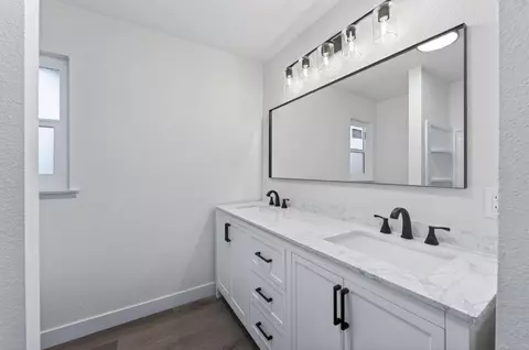 Bath - 210 N Sunnyside Ave, Clovis, CA 93611 photo 2 of 3