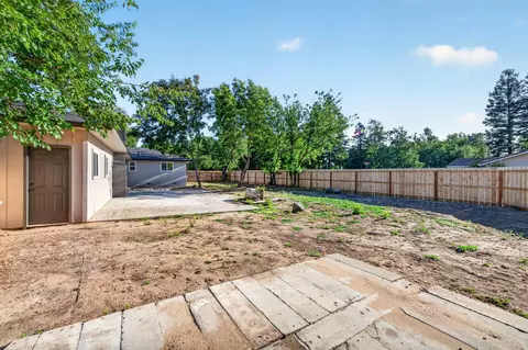 Exterior - 210 N Sunnyside Ave, Clovis, CA 93611 photo 5 of 6