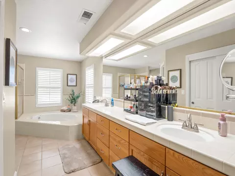 Bath - 2690 Joshua Ave, Clovis, CA 93611 photo 3 of 10