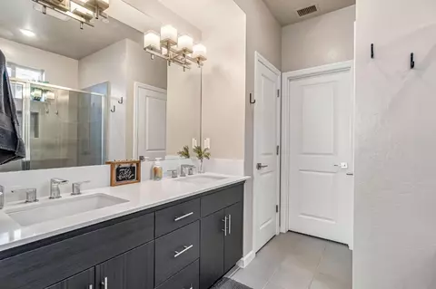 Bath - 4158 Buckingham Ave, Clovis, CA 93619 photo 1 of 2