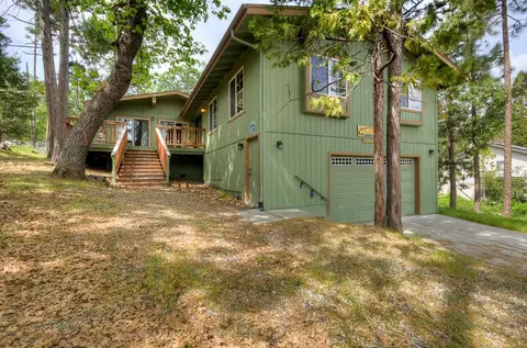 39410 Manzanita Dr, Oakhurst, CA 93644