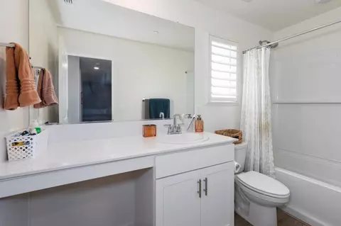 Bath - 1451 W Ryan Ave, Fowler, CA 93625 photo 2 of 2