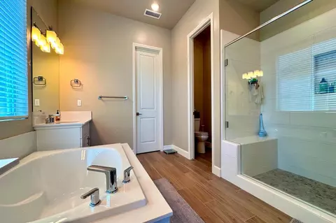 Bath - 445 Bloom Ln, Clovis, CA 93619 photo 4 of 5