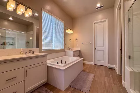 Bath - 445 Bloom Ln, Clovis, CA 93619 photo 3 of 5