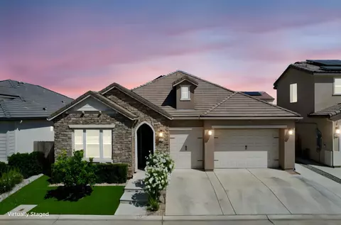 445 Bloom Ln, Clovis, CA 93619