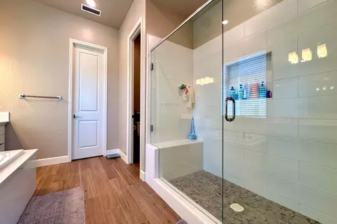 Bath - 445 Bloom Ln, Clovis, CA 93619 photo 2 of 5
