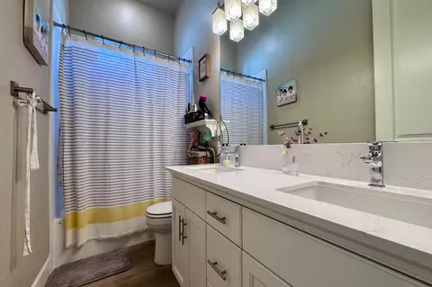 Bath - 445 Bloom Ln, Clovis, CA 93619 photo 1 of 5