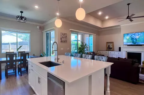 Kitchen - 445 Bloom Ln, Clovis, CA 93619 photo 4 of 5