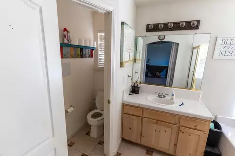Bath - 2315 Magill Ave, Clovis, CA 93611 photo 2 of 4