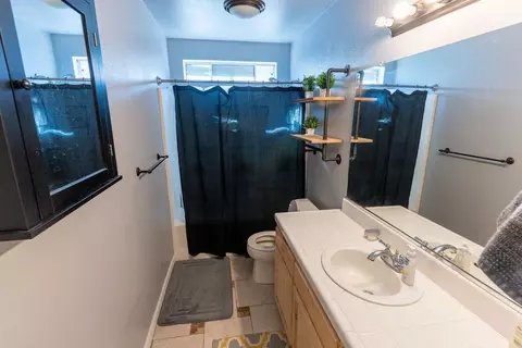 Bath - 2315 Magill Ave, Clovis, CA 93611 photo 3 of 4