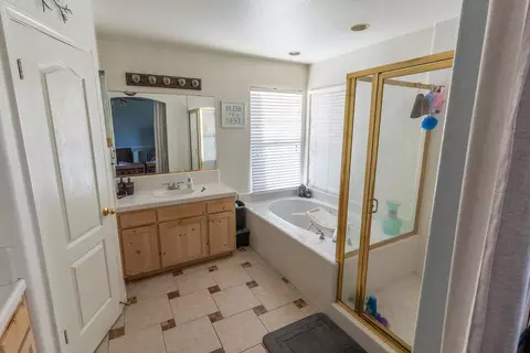 Bath - 2315 Magill Ave, Clovis, CA 93611 photo 1 of 4