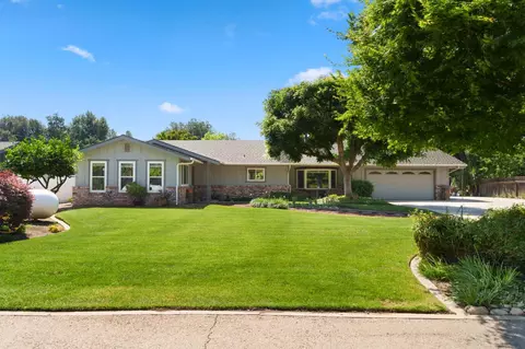 232 Trout Lake Dr, Sanger, CA 93657