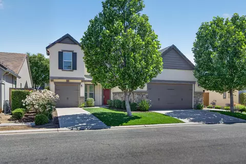 1813 N Paddington Ln, Clovis, CA 93619