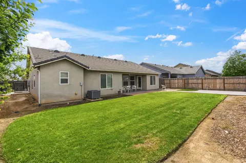 Exterior - 3157 Twain Ave, Clovis, CA 93619 photo 5 of 7