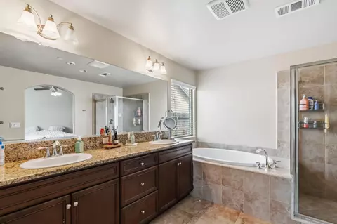 Bath - 3157 Twain Ave, Clovis, CA 93619 photo 2 of 2