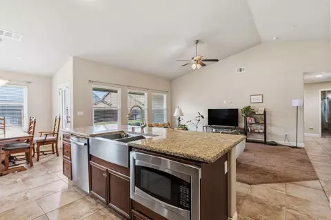 Kitchen - 3157 Twain Ave, Clovis, CA 93619 photo 2 of 2