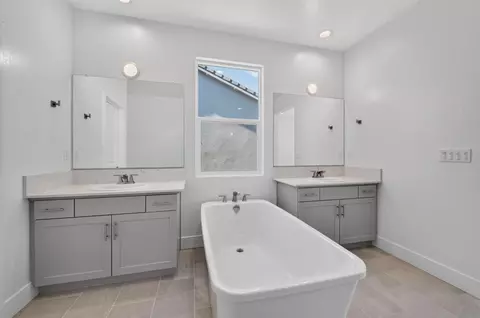 Bath - 986 Peters Rd S, Madera, CA 93636 photo 4 of 6