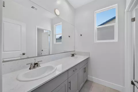 Bath - 986 Peters Rd S, Madera, CA 93636 photo 1 of 6