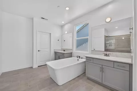Bath - 986 Peters Rd S, Madera, CA 93636 photo 3 of 6