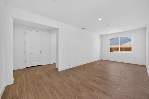 Living - 986 Peters Rd S, Madera, CA 93636 photo 8 of 8