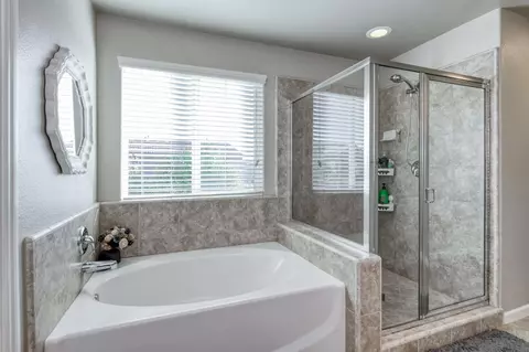 Bath - 3606 Saginaw Ave, Clovis, CA 93619 photo 3 of 4