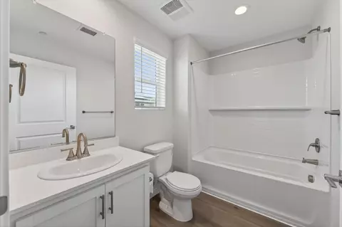 Bath - 787 Laina Ave, Madera, CA 93636 photo 2 of 3