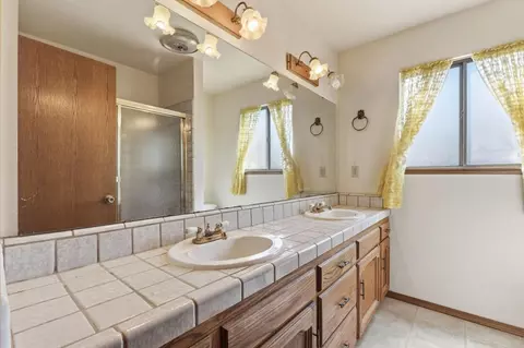 Bath - 19098 Deane Dr, Madera, CA 93638 photo 1 of 3