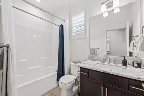 Bath - 4530 Hillside Rd, Madera, CA 93636 photo 3 of 3