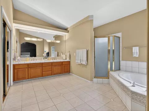 Bath - 3505 Doubletree Way, Madera, CA 93637 photo 2 of 3